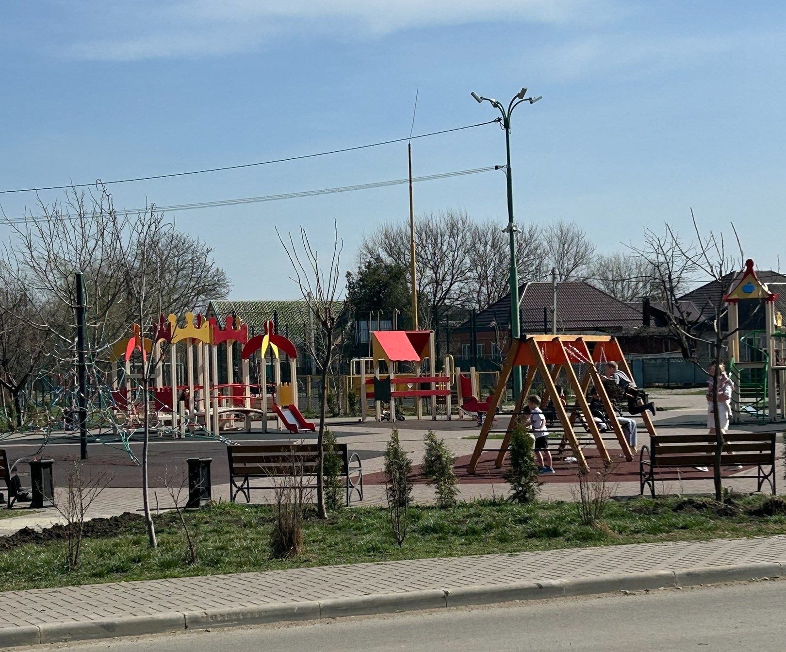 В станице Новотитаровской завершается ремонт детской площадки, расположенной по улице Первомайской