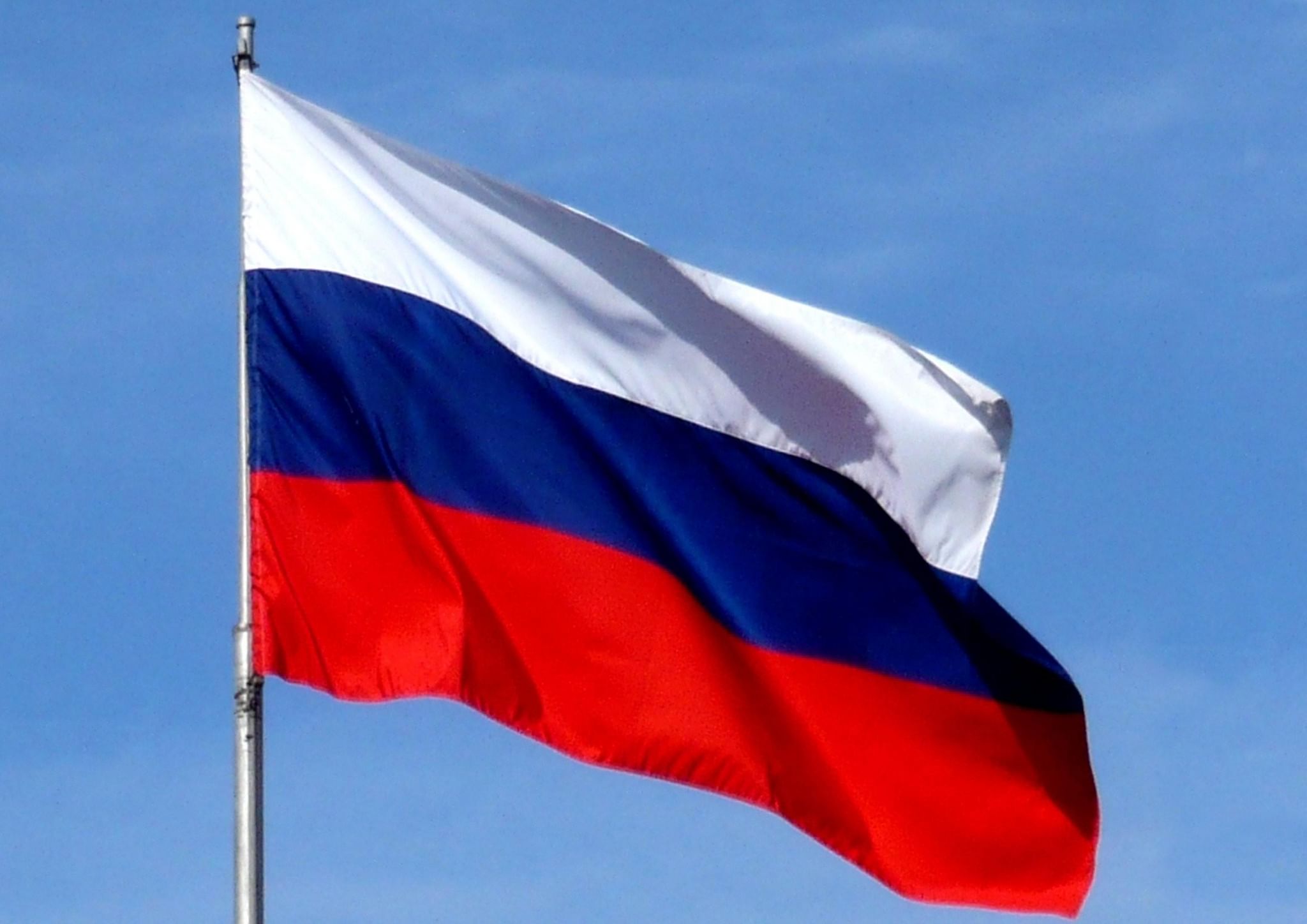 Торжественное поднятие государственного флага России