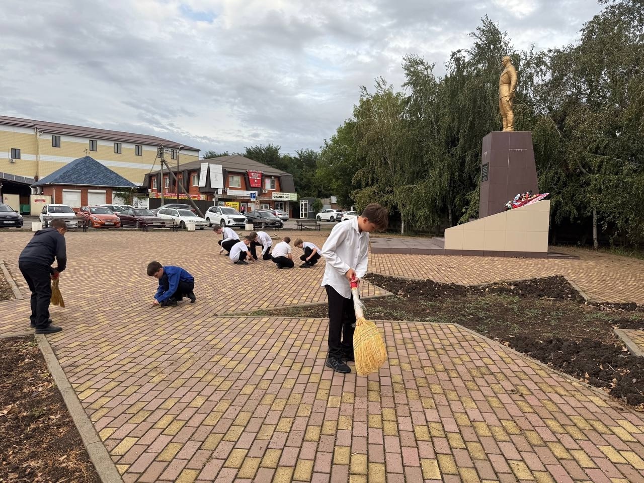Учащиеся школы №35 станицы Новотитаровской приняли участие в экологической акции по благоустройству территории у памятника «Воинам 30-й Иркутской дивизии»