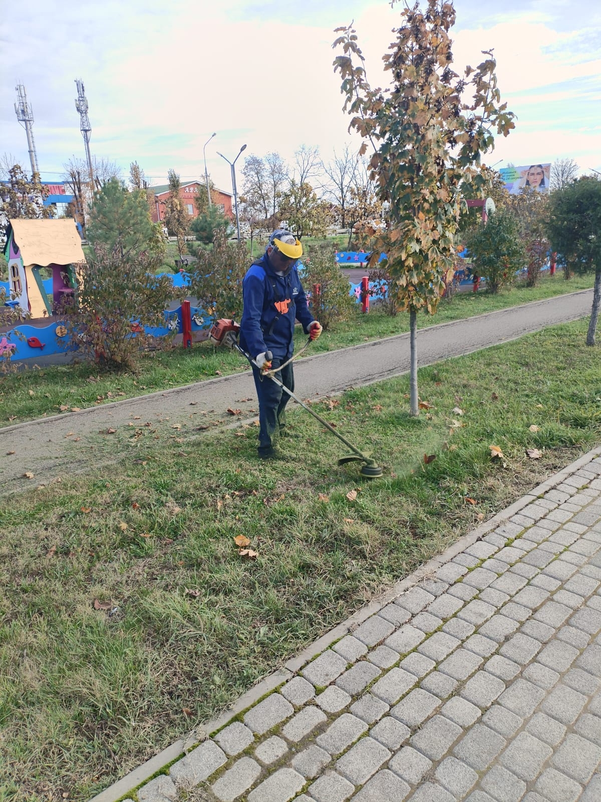 МУП «Коммунальник» выполнил покос травы на территории сквера, возле Ейского шоссе