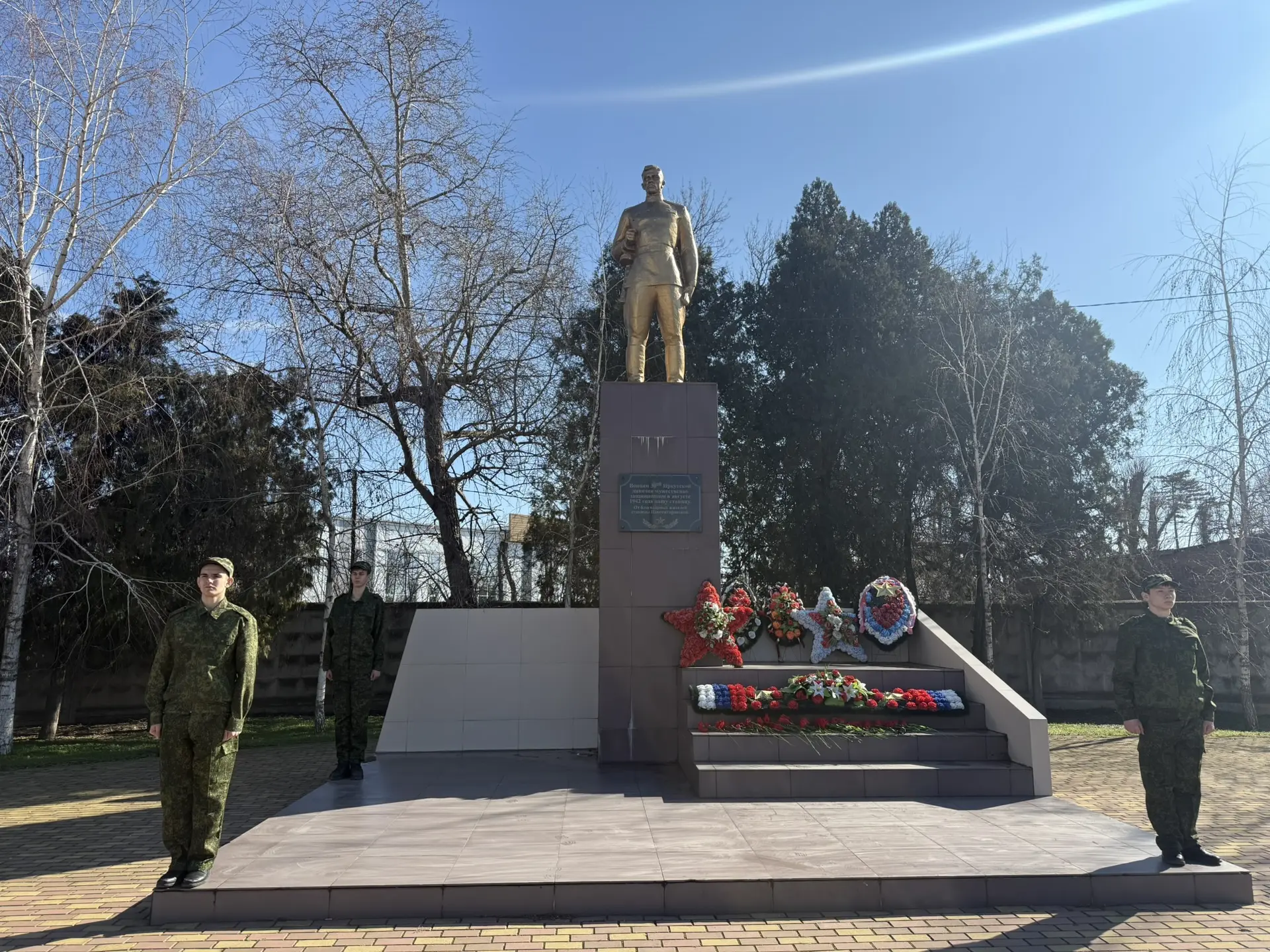 Возложение цветов к мемориалам в честь Дня освобождения станицы Новотитаровской от немецко-фашистских захватчиков