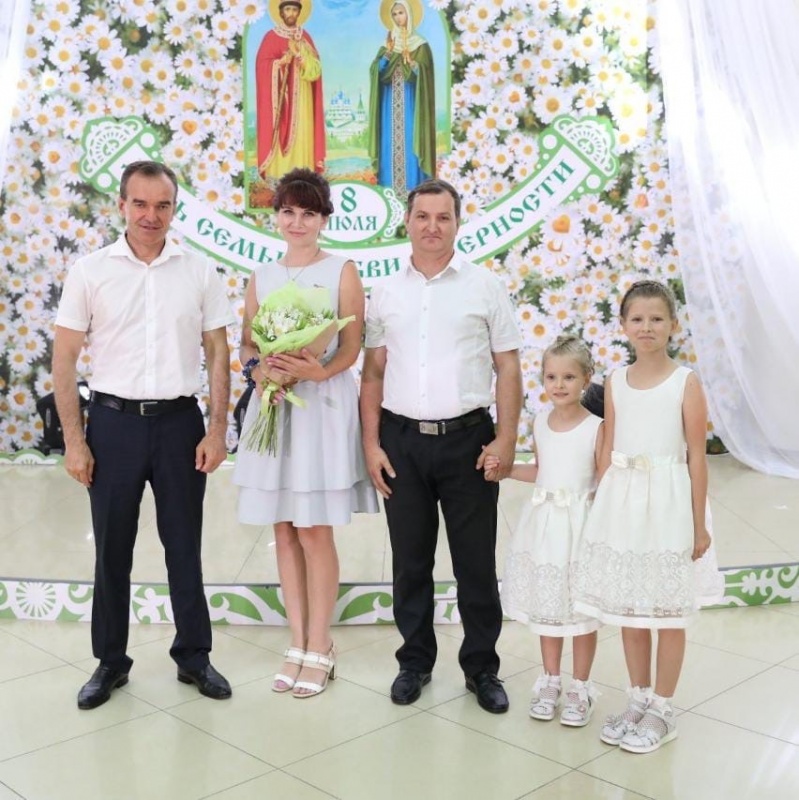 Медалью «Родительская доблесть» отмечены образцовые многодетные семьи!⁣⁣⠀
⁣⁣⠀