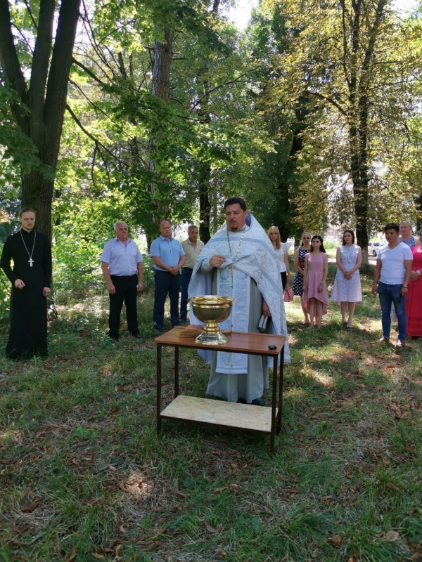 Сегодня, 22 июля, в Новотитаровском сельском поселении отец Владимир провёл освящение места под строительство нового спортивного комплекса.