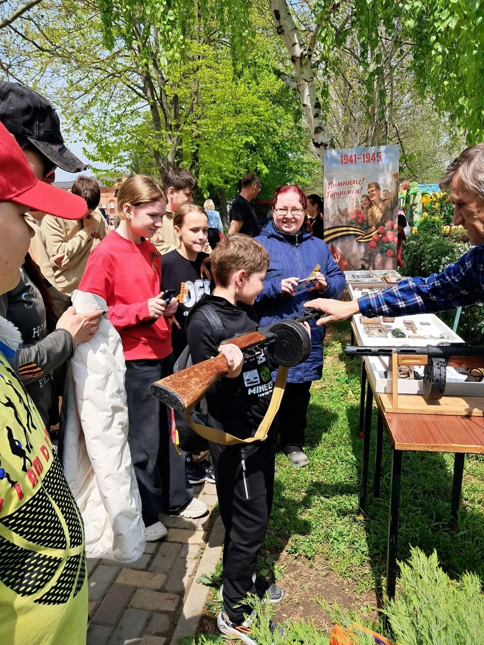 В центральном парке станицы Новотитаровской прошёл особенный мастер-класс «Поле памяти», посвящённый Дню Победы в Великой Отечественной войне