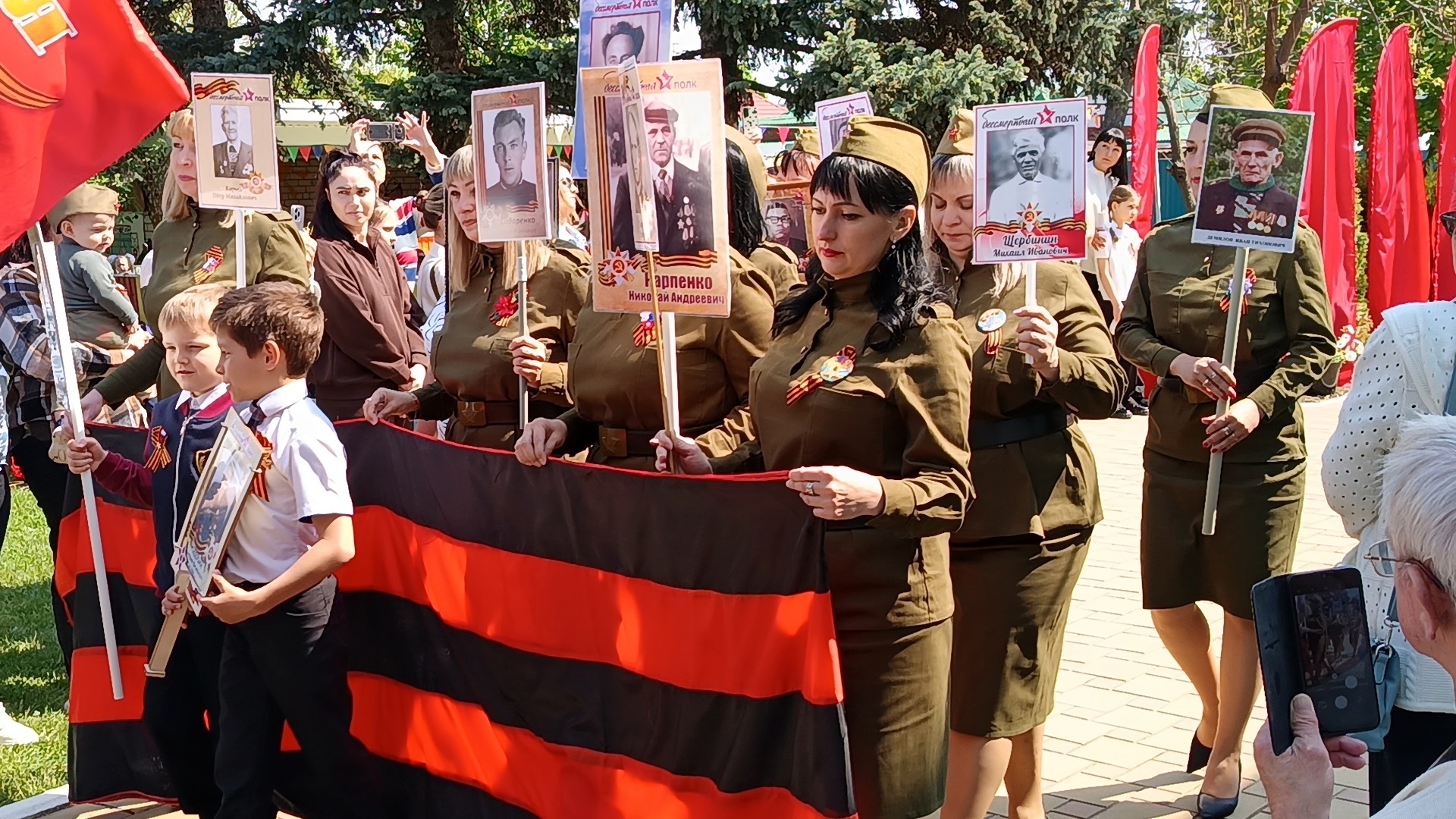 В детских садах и школах нашего поселения прошли торжественные шествия «Бессмертного полка»!